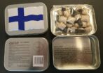 Karameller i plåtask Finlands flagga