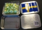 Karameller i plåtask Sveriges flagga