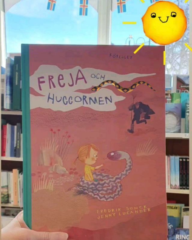 En ny bok till Ålandssamlingen 🇦🇽 Fredrik Sonck har tillsammans med illustratör Jenny Lucander gjort en till bilderbok om Freja och hennes familj och denna gång är det en huggorm som flyttar in under deras veranda.