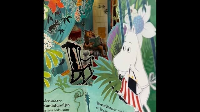 Den klassiska fredagssången kom tidigt denna vecka, men vad kan man annat göra när man får en sån här otrolig Muminbok på nyhetshyllan?! 💖#mumin80år