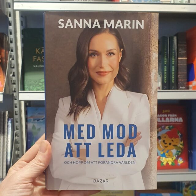 Nu har vi fått in Sanna Marins memoarer, Med mod att leda -och hopp om att förändra världen. Här berättar hon öppenhjärtligt om sin tid som statsminister och vägen dit.