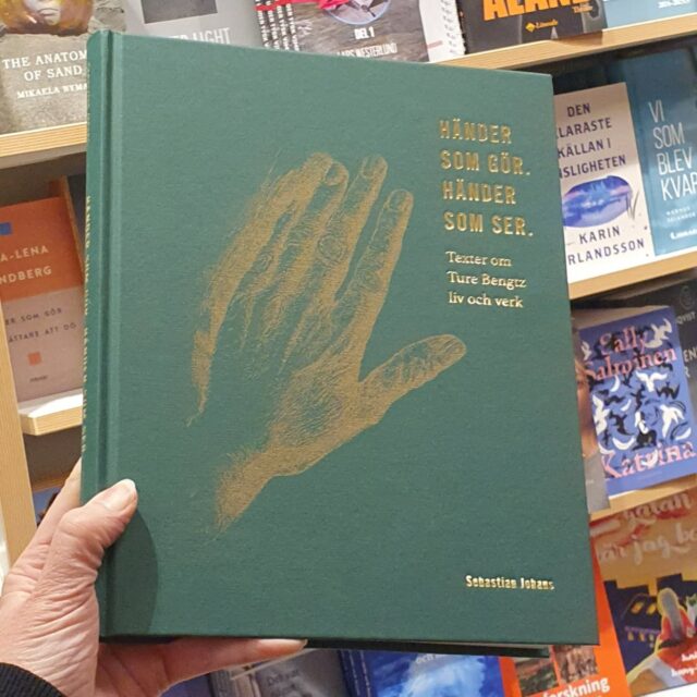 Ännu en nyhet till ålandshyllan 🇦🇽 Händer som gör händer som ser Texter om Ture Bengtz liv och verk av Sebastian Johans utgiven av Stiftelsen Ålands vänner
