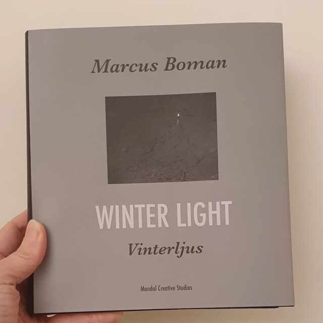 Ny bok på ålandshyllan 🇦🇽 Vinterljus, en fotobok av Marcus Boman med dikter av Karl-Erik Bergman. Karl-Eriks dikter går som en röd tråd igenom boken och ackompanjeras av Marcus stämningsfulla foton. Texten i boken är både på svenska och engelska, kostar 38 euro.