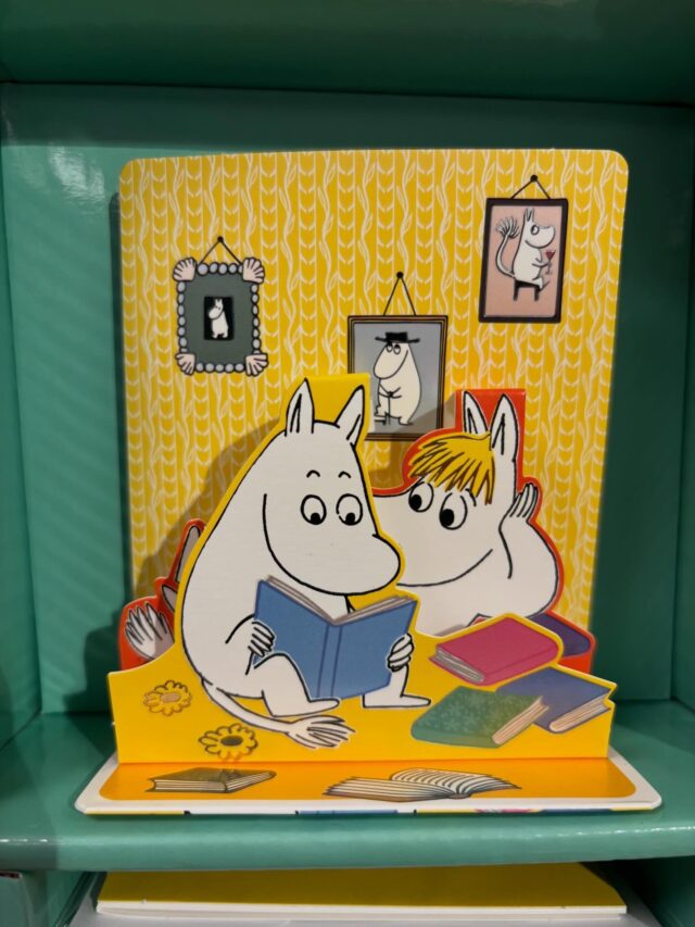 Nu har vi fått in de här galet fina pop up-korten med olika Muminmotiv ❄️🌻🎣📚 6,90 euro för det mindre och 8,50 för det större. Kom in och välj ut din favorit vetja!