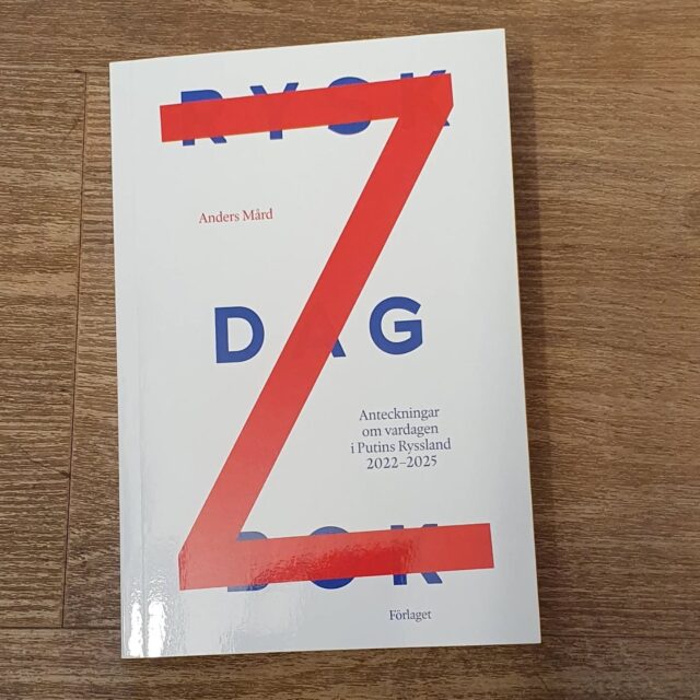 "Rysk dagbok - anteckningar om vardagen i Putins Ryssland 2022-2025" ger en unik inblick i hur livet på riktigt är i Ryssland under och efter att landet attackerar Ukraina. Journalisten och författaren Anders Mård skildrar personligt hur kriget påverkar honom och hans familj, grannar, vänner och gemene man och kvinna.
