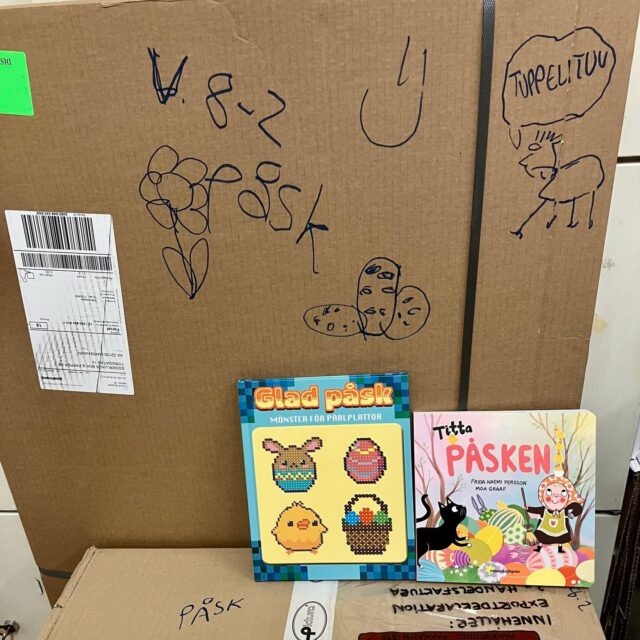 Å julen varar än till påska... eller hur det nu heter. Julen är dock utsopad, men påsken försöker tränga sig på och vi gör vårt bästa för att streta emot 🙃

Två små söta får ändå smyga in på nyhetshyllan men övriga paket hålls i fångenskap på lagret ännu en tid.

Bokrean varar däremot nästan än till påska!

Öppet till kl 20 i afton.