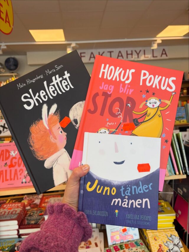 Äntligen lördag! Vi har öppet till 16, och jag vill återigen påminna om att det finns mycket fint kvar på rean, här kommer ytterligare några favoriter!
Jag vill också passa på att rikta ett stort tack till min vänstra tumme, som gjorde detta inlägg möjligt 🤣🤣🤣 Den kämpade för sitt liv så att säga…ha en trevlig helg alla härliga kunder ❤️//Sara