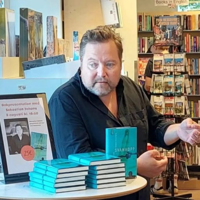 Stort grattis till Sebastian Johans som är nominerad till Nordiska rådets litteraturpris 2026 för sin fantastiska roman Svanhopp roman om en död far. Nu håller vi tummarna att den tar sig hela vägen för det är den så värd 🏆