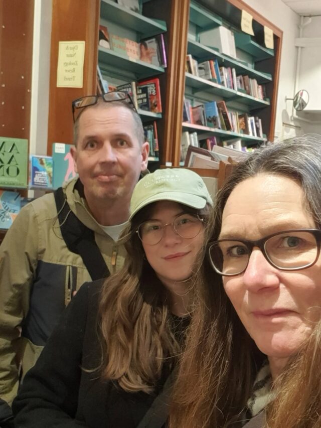 Då är två intensiva och roliga kursdagar i Stockholm över för Robbe, Sara och mig, vi hann även besöka ett par bokhandlar. Tack till bokhandelsskolan och Annika för fint ordnad kurs och fantastisk middag ❤️ Vill också rikta ett stort TACK till våra eminenta kollegor Mia, Maria och Elspeth som höll ställningarna hemma i bokhandeln 🙏 Kram Pernilla