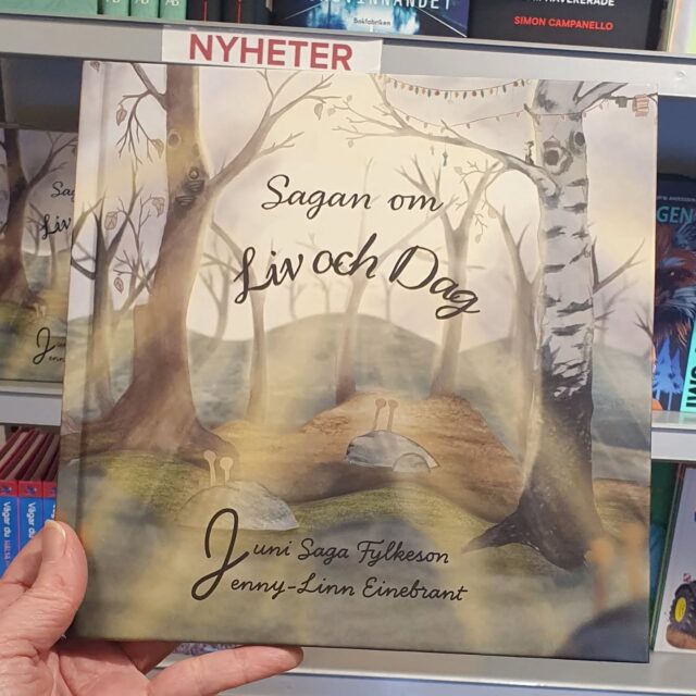 Ny barnbok till ålandshyllan 🇦🇽 Juni Saga Fylkeson och Jenny-Linn Einebrandt har gjort det igen 🌟 Med finurligt rim och stämningsfulla bilder får vi följa Liv och Dag genom alla skogens årstider.