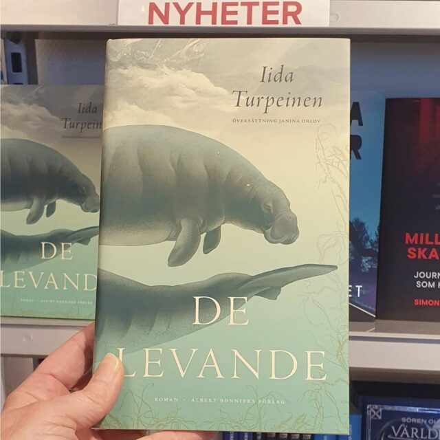 "Fantastisk..... missa inte denna mästerliga förening av vetenskap och historieberättande" skriver Publisher Weekly. Iida Turpeinens debutroman De levande (utkom på finska 2023) är såld till 28 länder och den valdes till månadens bok i den amerikanska talkshowen The late show.
🟤 Hösten 1741 deltar vetenskapsmannen George Wilhelm Steller i en expedition med målet att finna sjövägen mellan Asien och Amerika. När besättningen tvingas söka skydd på en oansenlig ö i havet gör de en överraskande upptäckt : ett gigantisk vattenlevande däggdjur befolkar ön, en unik sorts sjöko som får namnet Stellers sjöko. De fredliga varelserna blir männens räddning och skriver in Steller i historieböckerna. Men arten han uppkallat efter sig ska komma att vara utdöd bara årtionde efter upptäckten - utrotad av människan.