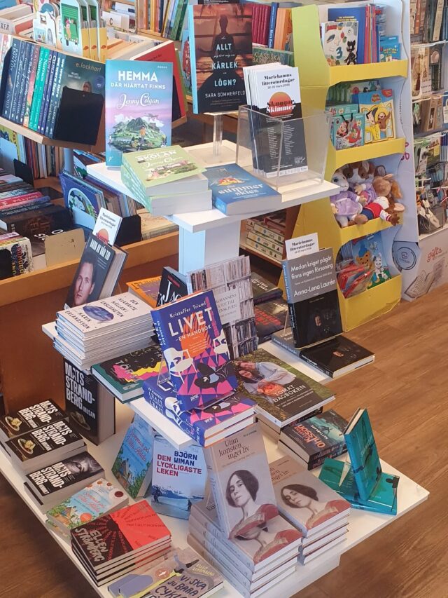 Festen har börjat och vårt litterära smörgåsbord är dukat 📚 Välkommen in till butiken 😘
#mariehamnslitteraturdagar