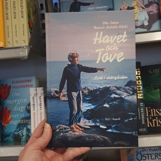 Ny bok om Tove Jansson 🌊  Havet och Tove -livet i skärgården av Otto Latva och Maarit Leskelä-Kärki. På det yttersta skäret i Borgå skärgård fann hon en egen plats. Havet var ständigt närvarande hos Tove Jansson. Skärgårdskulturen, djuren, vädret, hennes gömställen och byggprojekt, allt lever i hennes texter och bilder.