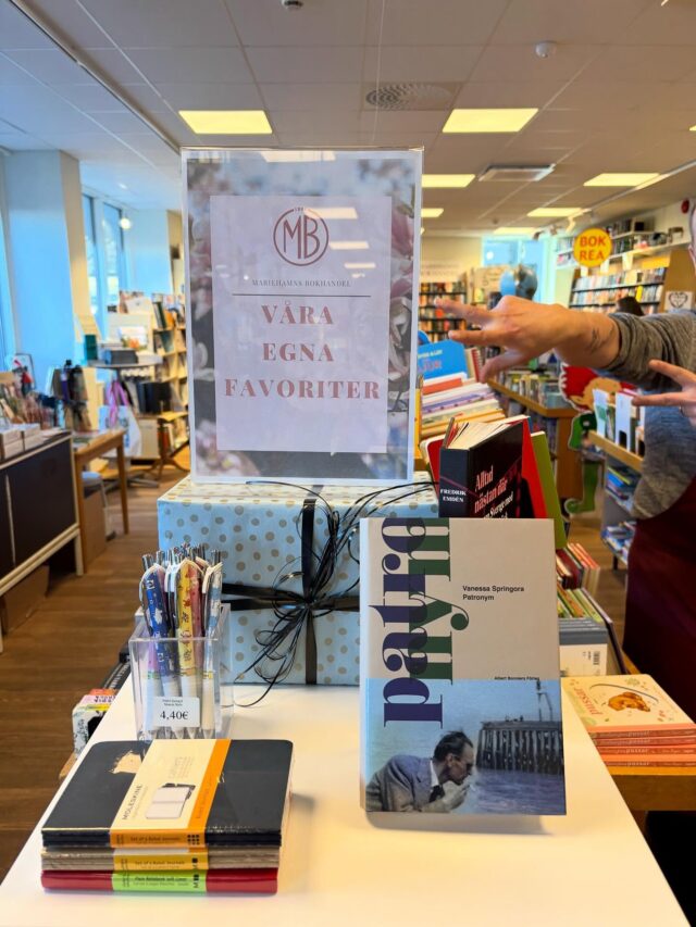 Äntligen fredag och solen skiner, kunde det bli bättre! 😎 Robbe ville att vi skulle dela ett ordentligt vårskrik på våra sociala medier idag, men som vanligt var damerna i butiken svårövertalade. 🤣
Vi visar istället ett bord där våra aktuella favoritböcker och -prylar får samlas! Perfekt om man har idétorka när man ska köpa present 🎁 Trevlig helg allesammans🥰