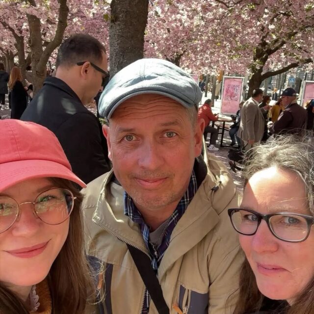 Då är vi (Sara, Robbe och Pernilla) hemkomna efter 2 dagars givande kurs i Stockholm som vi tillsammans med ett fantastikt gäng bokhandlare har gått på. Den ena dagen fick vi vara med inspirerande @susanneeinhorn och andra dagen med mästerkommunikatören @perschlingmann. Middagen intogs på den anrika @restaurang.prinsen, så god mat och härlig atmosfär. Vi hann även besöka den underbara @deckarbokhandeln och den mysiga @gamlastansbokhandel  innan vi fick skynda oss till båten via kungsan för att ta en selfie under körsbärslommen. Tack @svenska_bokhandlareforeningen för att vi får vara med och gå på bokhandelsskolans kurser och tack Annika Hellman för att du syr ihop dem. Tack även till Mia, Maria och Elspeth som höll ställningarna här hemma i bokhandeln och möjliggjorde att vi kunde fara på kurs.