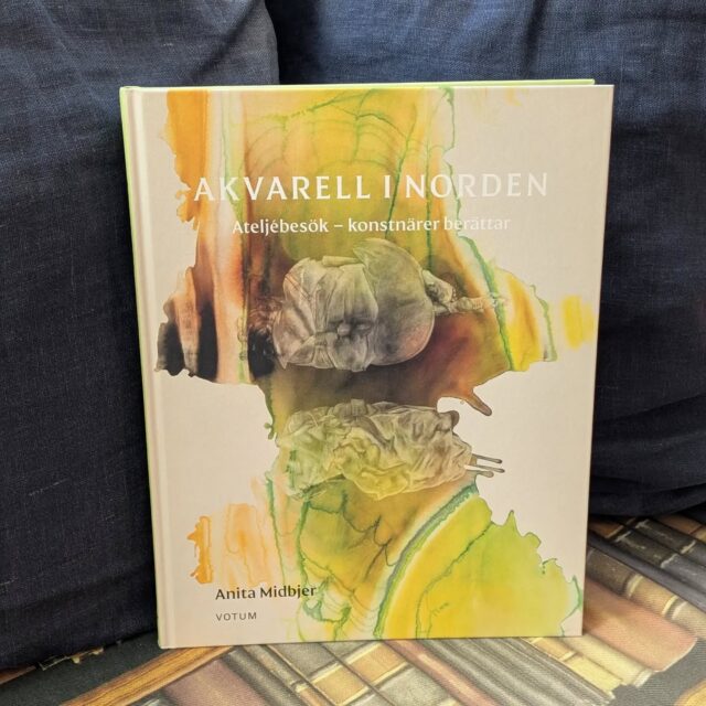 Fantastiskt vårväder och en otroligt vacker nyhet! 🤩

Vi möter arton framstående akvarellmålare från Lofoten till Ålands skärgård. Samtal om material, arbetsmetoder och motiv.

Öppet till kl 16 som vanligt.🌼🌿
En riktigt skön helg önskar Maria och Elspeth