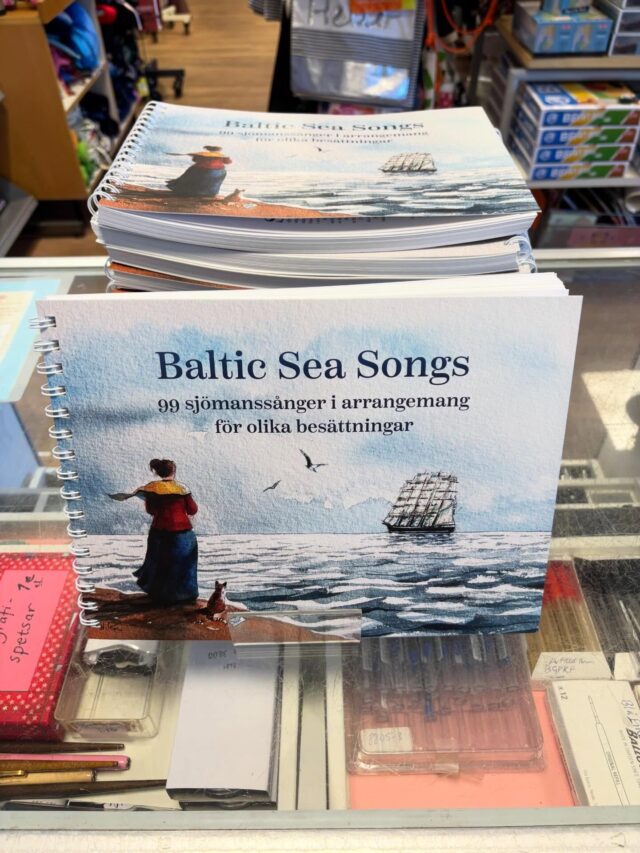Nyfiken på sjömanssånger?? Nu har vi fått in boken för dig: ”Baltic Sea Songs - 99 sjömanssånger i arrangemang för olika besättningar” 🌊⚓️🚢
Den passar amatörer såväl som shantygrupper. Noterna är försedda med enkel ackordanalys för gitarrackompanjemang. Så kul! Varmt välkomna!