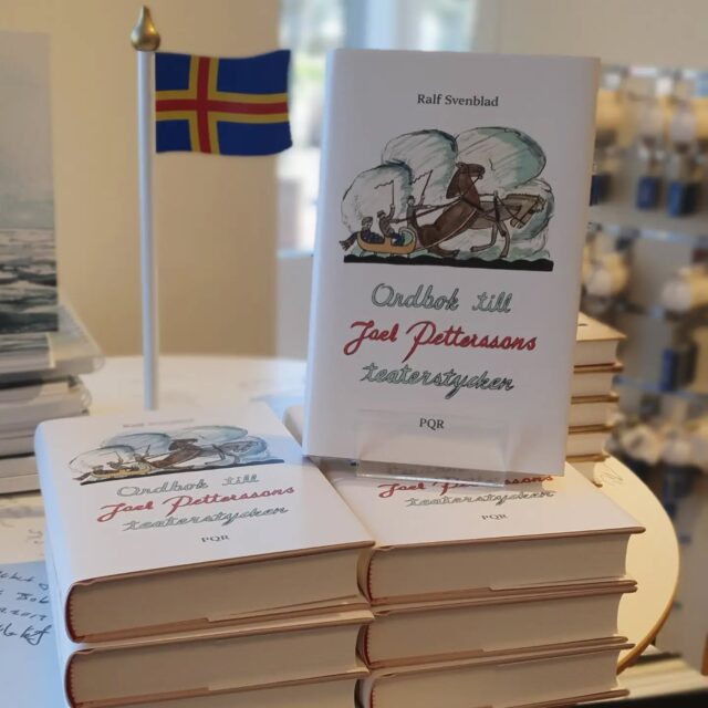 Siddu, hänna har välkaste Ralf Svenblad träsa ihop tocken finhet. Nytt på ålandshyllan 🇦🇽 Ordbok till Joel Petterssons teaterstycken av Ralf Svenblad.