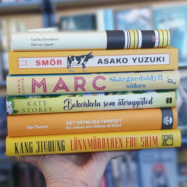 Gult är inte fult 💛 🌞🌟📙 Två gula bokhögar från årets utgivning: en för vuxna, en för barn. Glödande, glimmrande och gripande – läsglädje i dubbla doser! Trevlig söndag 😘

#gulbokhög #bokhög #älskaböcker #älskaläsa