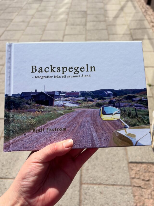 Kjell Ekström är som vanligt otroligt produktiv, och idag har vi haft glädjen att plocka upp två nya böcker av honom ☀️

Den första, ”Backspegeln - fotografier från ett svunnet Åland”, är en fristående fortsättning på den mycket populära ”Staden som försvann” som kom förra året. Här finns det återigen mycket att hämta för den som intresserar sig för Ålands historia 🇦🇽 Den blir din för 39 euro. 

Den andra, ”Orbis insulare”, är en stämningsfull, trespråkig bok där akvareller och tankar möts. Temat denna gång är öar. ”Orbis insulare” kostar 23 euro. Varmt välkomna!