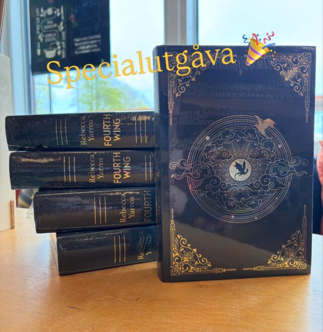 Hör upp alla Empyréan-fans! 🐉

Nu är den här: en signerad, limiterad special utgåva av Fourth Wing, på svenska!

Fourth Wing av Rebecca Yarros, första delen i den hyllade romantasy-serien, finns nu i en exklusiv svensk specialutgåva. Endast 2 000 exemplar har tryckts, och varje bok är signerad – skapad för dig som vill ha mer än bara berättelsen.

Det här är Fourth Wing som samlarobjekt: skimrande guldfolie, färgade snitt och en närvaro som märks redan innan första sidan är läst. En utgåva framtagen enbart för den svenska marknaden – och som inte kommer tillbaka när den är slut.

Kika in för att säkra ditt alldeles egna exemplar! 🤩