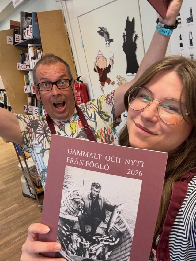 Hurra! 🎉 Nu är den här; Gammalt och nytt från Föglö 2026, extra efterlängtad eftersom det inte utkom någon förra året. Den blir din för 14 euro!

Personerna som jublar på bilden har inte någon som helst Föglö-koppling, de är främst där för att illustrera något gammalt och något nytt…🤭🤣