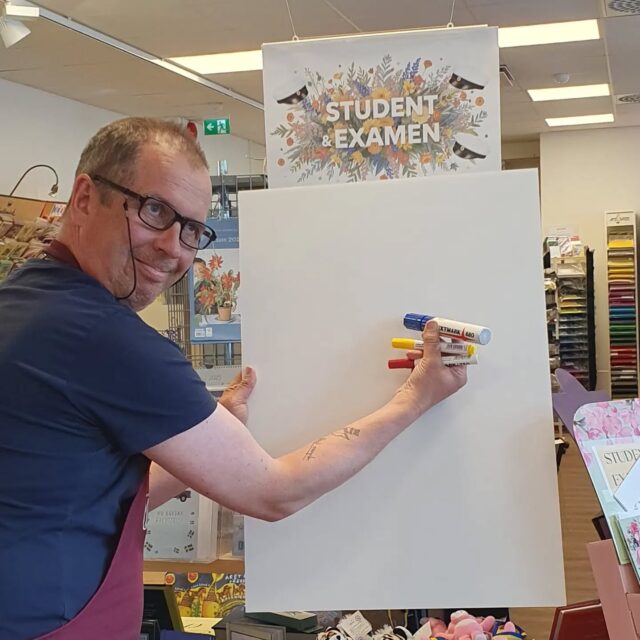 Robbe börjar få panik över att han inte har skylten klar till studentfirandet, känner du likadant så har vi både pennor och foambord inne 🇦🇽