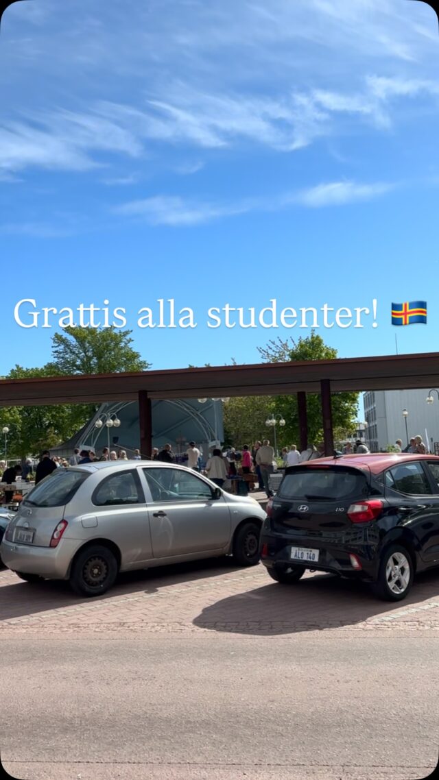 Solen skiner, det är full fart på torget och det vankas studentfiranden under dagen. Kan det bli bättre?? 
🥳🍾🎁💐
Vi har öppet till 16 idag, och vi har många fina kort och presenter som passar utmärkt att ta med sig på studentuppvaktning, om man skulle råka vara ute i sista minuten. Varmt välkomna och ha en underbar dag allesammans!