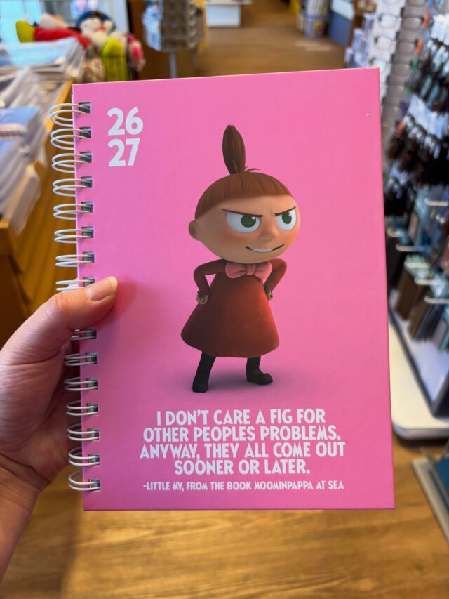 Idag har vi plockat upp lite läsårskalendrar, de med Mumin-citaten är ju bara för härliga 😍😍