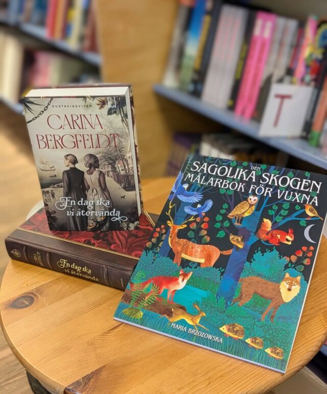 Semestern är i antågande och det är hög tid att välja en bok till hängmattan.🌞🌼
Carina Bergfeldts "En dag ska vi återvända" får följa med mig på en tripp söderut. En historisk roman om slavhandeln på 1780-talet. 
Trollbindande, välskriven och en viktig historielektion.
Och om det mot förmodan 😉 skulle komma några regndroppar  passar en sagolikt vacker målarbok ypperligt. 

Trevlig sommar gott folk! 💕//Maria