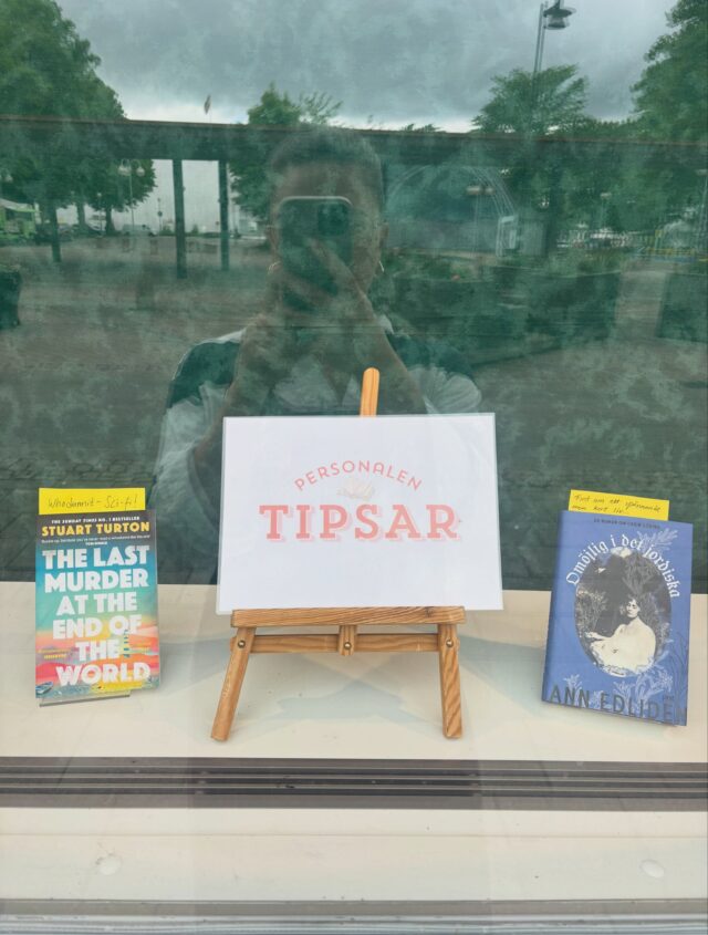 Nu är det sommar på riktigt, för nu är ”Personalen tipsar” tillbaka i fönstret! 

Kom förbi för att se vilka böcker som är våra favoriter just nu!🤩💕