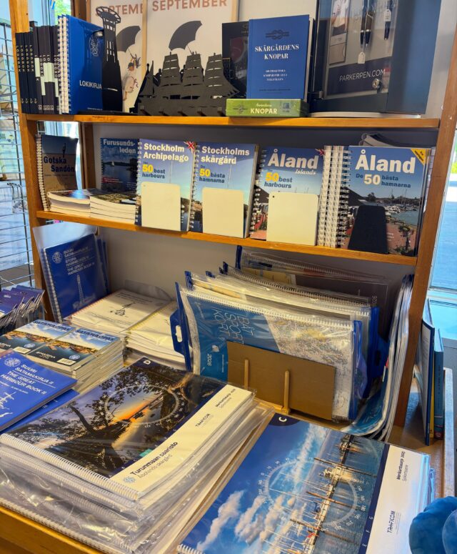 Titta hit alla båtmänniskor, har ni sett vad välfylld vår hylla är med bland annat sjökort, hamnguider, loggböcker, gästflaggor osv osv?! ⚓️