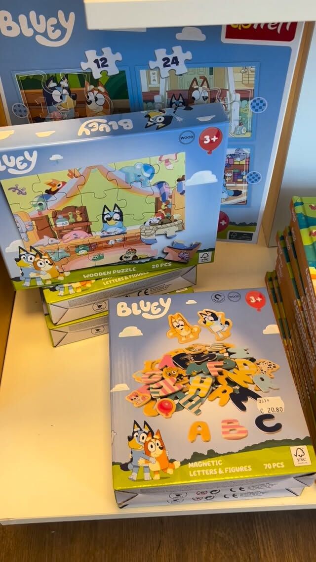 Vi hörde ett rykte om att Bluey kommer till torget idag…så vi har samlat våra Bluey-prylar och ger -25% på dem hela dagen! 🥳