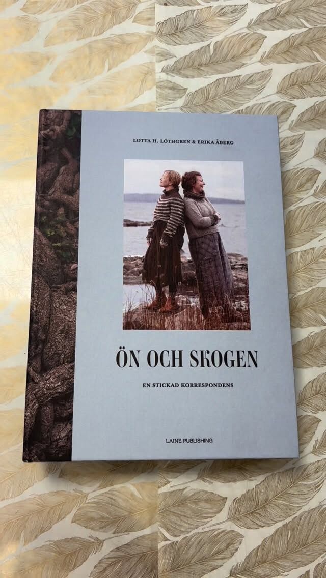 Erika Åbergs böcker om stickning brukar alltid vara uppskattade. Nu har vi äntligen fått in hennes senaste, som hon skrivit i samarbete med Lotta H. Löthgren 🫖🧶💕