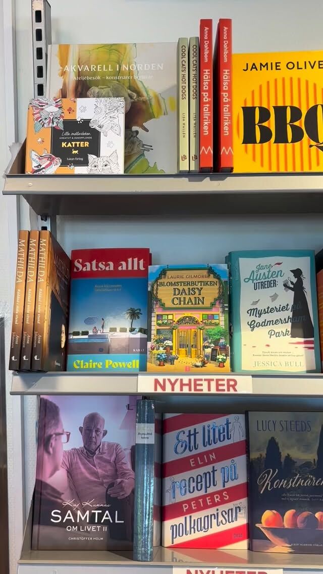Här är ett stycke nyhetshylla ackompanjerad av hejarop från Alandia cup-deltagare 🥰 Kul med lite liv på torget! 
För den som väntat på den nya Maggie O’Farrell, Emma Hamberg eller Jens Ganman, nu är de tillgängliga 👌🏼