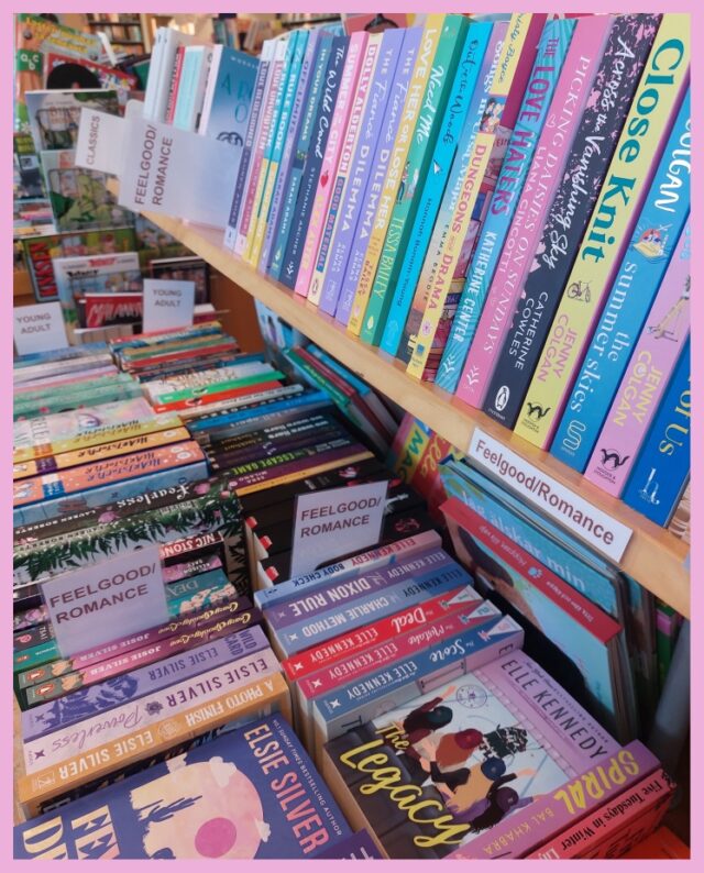 Så här kan det gå när man lämnar sommarjobbarna utan uppsikt en hel arbetsdag - de flyttar runt på hela sortimentet av engelska böcker! 📚🩷🇬🇧
Nu hittar ni engelska klassiker, ungdomsböcker och feelgood/romantiska böcker direkt innanför dörren. Resten av det engelska sortimentet hittas inne i engelska hörnet som varit hem för engelsk litteratur under flera år redan! Välkommen in för att hitta lite sommarläsning, på valfritt språk såklart och var inte rädd för att be om hjälp för att hitta! 🌞 Welcome!