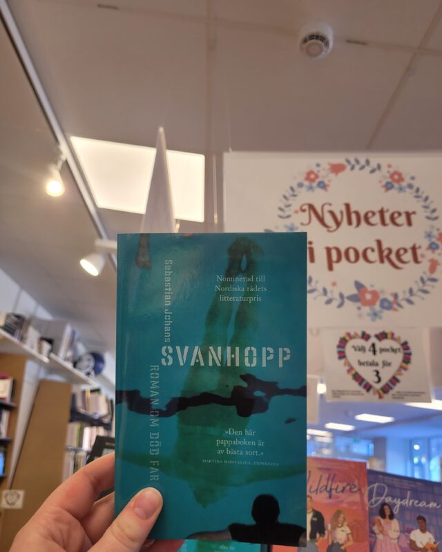 Idag har vi packat upp en väldans massa pocket, och bland dem fick vi upp åländska Sebastian Johans bok "Svanhopp" som äntligen kommit som pocket!

Ni hittar den bland pocketnyheter, som alltid har vi 4 för 3 på pocket!📚🥳