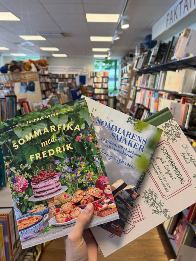 Vare sig du firar midsommar ensam, med den närmaste kretsen eller med hela grannskapet, så har vi kokböckerna som tar din midsommarmat till nästa nivå! Välkommen in idag fram till 20, eller imorgon mellan 10 och 15! 🥗🥘🎂☀️