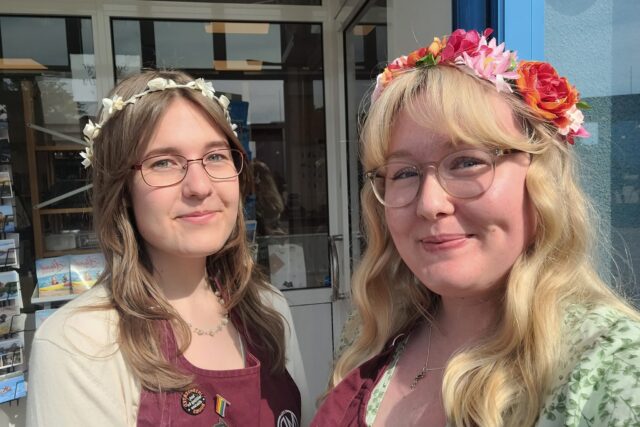 Glad midsommar!!! Vi har öppet till 15 idag, sen ska även vi fira denna fina och soliga sommardag! 🦋🎂🌞🌸🩷