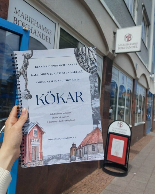 Nu är den här! Målarboken "Kökar bland klippor och tankar"!
Skaparna beskriver målarboken som "en reflekterande målarbok från Kökar som kombinerar vackra skärgårdsmotiv med verktyg för sinnesro på tre språk" och målarbokens bilder baseras på fotografier från Kökar. 
Varför inte rota fram färgpennor och målarfärger för en avslappnande färgläggning i det fina vädret! 🖌️🌼🐟