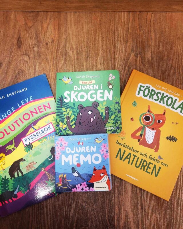 Hur är livet som illustratör? 
Dagens sommarpratare i P1 är Sarah Sheppard, som arbetar som illustratör för barnböcker, ofta med teman om djur och natur. Här är några grejer hon har illustrerat som vi har i butiken, en salig blandning helt enkelt!🐥🌳☀️
Vill du höra Sarahs berättelse finns den länkad i kommentarerna, och vill du kolla in någon av hennes böcker eller andra produkter är du välkommen in i butiken, öppet till 20 ikväll!😎