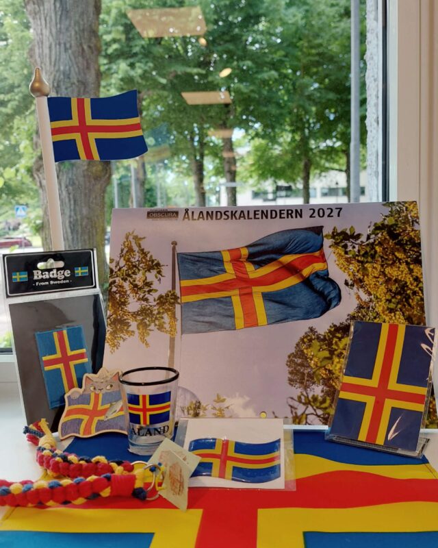 Här om dagen hörde jag en turist i butiken säga: "Visst är det häftigt att Åland har en egen flagga?" Och visst är det! Detta tycker säkert även Obscura, som låter flaggan pryda framsidan på den fina Ålandskalendern 2027!

Välkomna till vår butik alla ålänningar och turister, om även ni tycker att vår flagga är häftig! Vi har söndagsöppet från 11 till 16! 🇦🇽❤🇦🇽❤🇦🇽❤🇦🇽