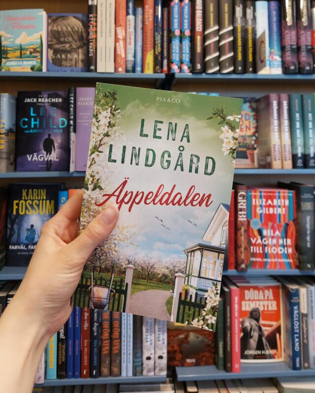 Ännu mer regn idag, men frukta ej! Nu har vi fått in första delen i Lena Lindgårds nya Ålandssvit, en roman om kärlek och vänskap över generationer! Perfekt läsning för att drömma sig bort till en somrig äppeldal, välkommen in! 🌞🍏🌸