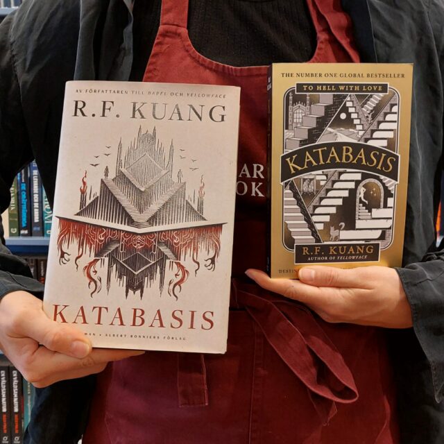 Nu har två av sommarfåglarna läst samma bok, fast på två olika språk, så här kommer våra snabbrecensioner av den! 🔥⏳👻

Ellen (🇬🇧): Jag var ett stort fan av denna bok! Har sedan tidigare läst flera av R.F. Kuangs böcker och har aldrig blivit besviken, och inte heller av denna. Eftersom jag är en mytologinörd även i vanliga fall passade denna bok perfekt för mig, och jag gillade verkligen huvudpersonens utveckling under bokens gång. Rekommenderar starkt! 

Anni (🇦🇽): En stor bok med stort tema - döden! Jag tyckte delvis att boken kändes som ett vuxet svar på Percy Jackson böckerna, dvs mytologi i en "modern" tolkning. Berättelsen blandar religioner och trosuppfattningar på ett intressant sätt och om man har intresse för detta sedan innan är det roligt att känna igen karaktärer som Kerberos och Meng Po! Om man gillar storslagna äventyr är detta absolut en läsvärd bok!

#rfkuang #katabasis