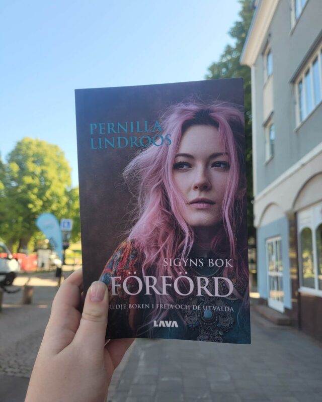 Nu har vi något alldeles fantastiskt att berätta, för vi har precis fått in ett gäng av @pernillalindroos  nya bok Förförd, den tredje delen i Frejaserien!

Boken är färsk från tryckeriet och du hittar den på nyhetshyllan, vi har öppet till 20 ikväll så passa på att få med dig ditt exemplar in i sommarnatten! 🤩☀️🇦🇽

#frejaochdeutvalda #förförd