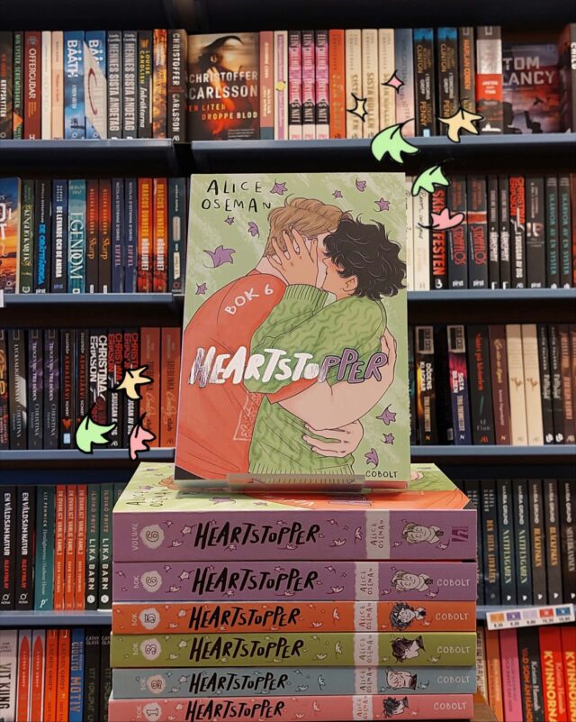 Ni har väl inte missat att Volym 6 av den omtyckta serien Heartstopper äntligen är här? 🍃🩷
Serieboken finns inne på svenska och fler exemplar på engelska är på väg in till butiken snart! Välkomna! ❤️🧡💛💚💙💜