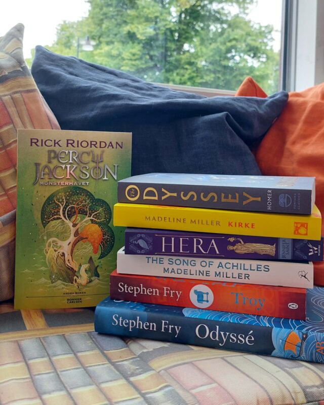 Odysséen hit och dit, det där klarade ju Percy Jackson på några dagar! 🔱🌊

Nej men skämt åsido, om du är sugen på lite grekisk mytologi, antingen i mer traditionell tappning eller mer modern, så har vi en uppsjö av olika tolkningar, både på svenska och engelska! 

Välkomna in! Idag har vi öppet till 17:00! 💙