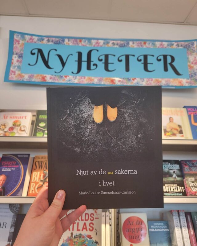 Ännu en nyhet bland vår åländska litteratur, denna gång en samling texter och tankar skrivna av Marie-Louise Samuelsson Carlsson!🇦🇽

Du hittar den självklart på nyhetshyllan, tillsammans med allt annat nytt och fräscht! Vi har öppet till 20 ikväll, varmt välkommen!🥳💓