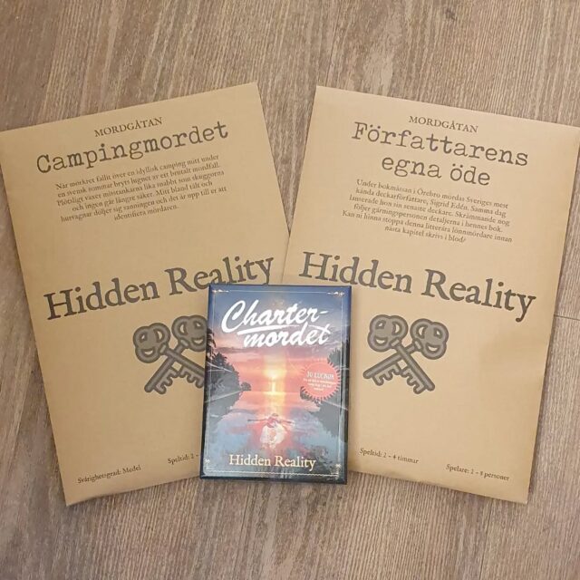 Ni har väl inte missat dessa spel (mordgåtor)?
De är så spännande 🕵‍♂️🕵‍♀️ att lösa tillsammans. Nu har vi dessutom fått in tre nya. Ett utspelar sig på bokmässan i Göteborg 📚 och det andra på en camping 🏕 och det tredje är en helt ny sort med 30 "luckor" så man kan hålla på i en månad eller ta några per dag eller så tar man allt i ett svep. Välkommen in och ta en titt❣️