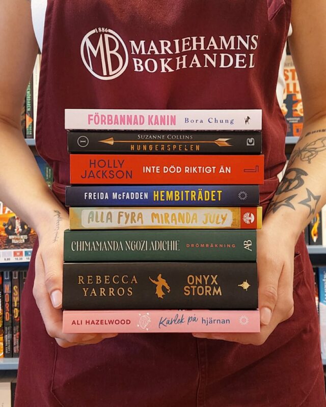 Idag är det en stor dag! Kanske den största? Och vilken dag är det, jo, pocketbokens dag!!!! 📕📙📒📗📘📔

Vi har pocketböcker på både svenska, engelska och finska, i alla möjliga genrer! Och ni har väl inte glömt att vi har köp 4 betala för 3 på alla svenska pocketböcker?

Välkomna!🩷

#pocketbokensdag #paperback #love